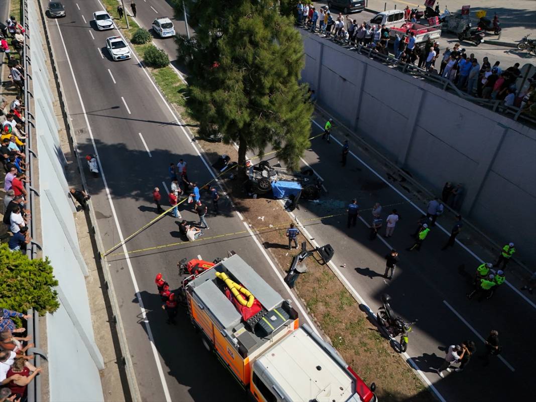 Hastane yolunda feci kaza! Otomobil alt geçide düştü: 3 ölü 7